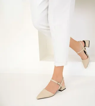 Buckle Detail Pointed Toe Pumps