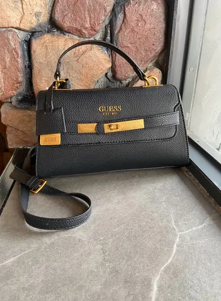 Elegant GUESS Shoulder Bag for Everyday Chic 