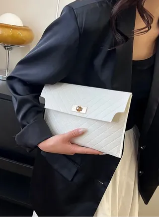 An elegant handbag suitable for all seasons 