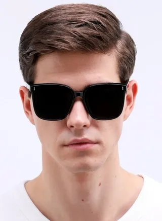 Men’s Sunglasses With An Elegant Full Frame 