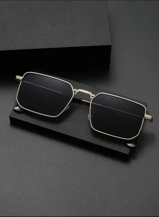 Men’s Sunglasses With A Gold Elegant Frame 