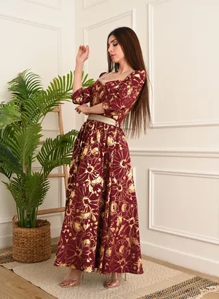 Long Dress decorated with a tie on the waist 