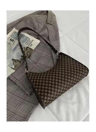 Shoulder bag with zip closure 