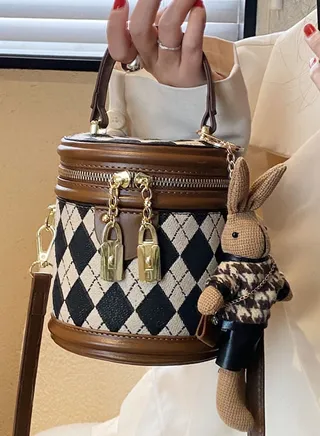 Rhombic Casual Ladies Handbag for Women Bucket Shoulder Cross-body Zipper Bag with Cute Rabbit Doll Pendant 19 x 15 x 8cm 