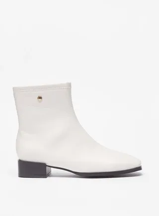 Women Solid High Cut Boots with Zip Closure