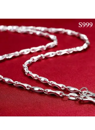 A luxurious necklace with an elegant and distinctive design of high purity 999 
