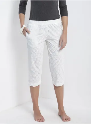 Casual Comfortable Relaxed Fit Three-Quarter Pyjamas With A Matching Scrunchie White 