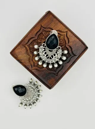 SILVER EARRINGS ADORNED WITH INTRICATE BLACK PEARLS AND STONES 