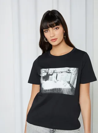 Front Graphic T-Shirt Black Bathtub Print 