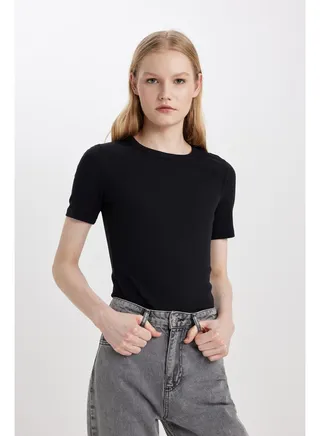 Woman Slim Fit Crew Neck Knitted Short Sleeve T-Shirt 