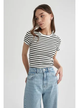 Woman Fitted Crew Neck Knitted Short Sleeve T-Shirt 