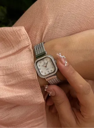 Elegant wristwatch decorated with zircon stones and an attractive design for women 