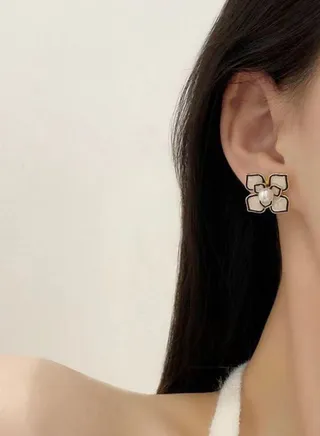 Beautiful Flower Design Earrings For Women 