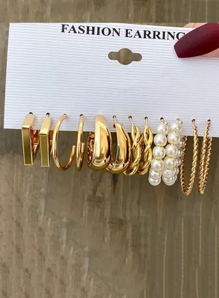 A set of 6 pairs of pearl earrings 