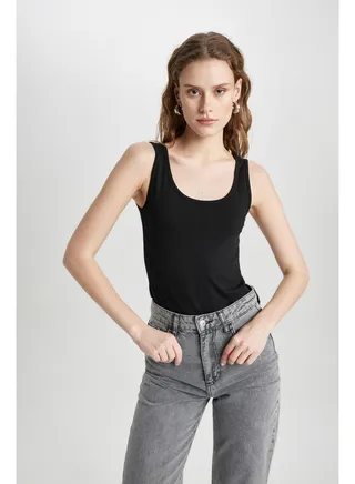 Woman Slim Fit C Neck Sleeveless Knitted Top 