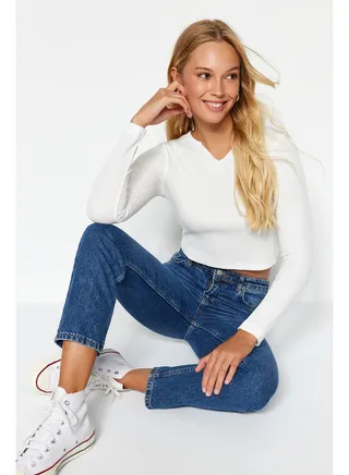 Ecru Waffle Fabric Fitted/Simple V-Neck Crop Stretchy Knitted Blouse TWOAW24BZ00083. 
