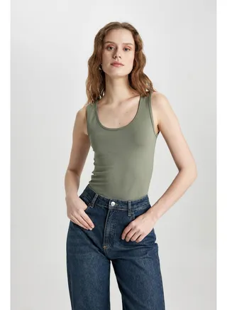 Woman Slim Fit C Neck Sleeveless Knitted Top 