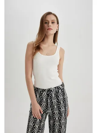 Woman Slim Fit C Neck Sleeveless Knitted Top 