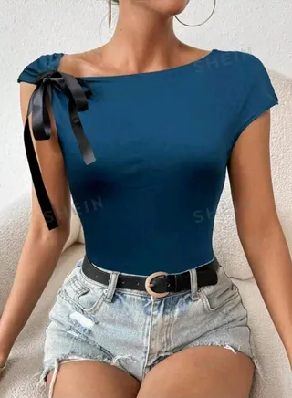 SHEIN Essnce Asymmetrical Collar T-Shirt With Bow Tie 
