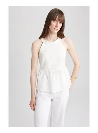 Woman Regular Fit Round Collar Woven Sleeveless Blouse 