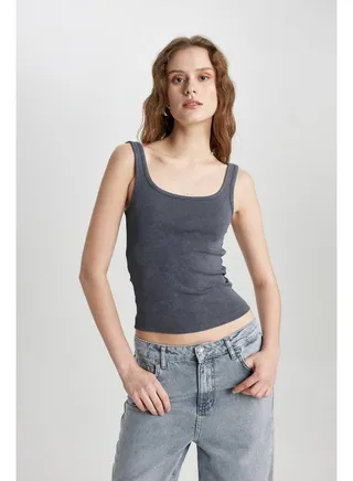 Woman Slim Fit C Neck Sleeveless Knitted Top 