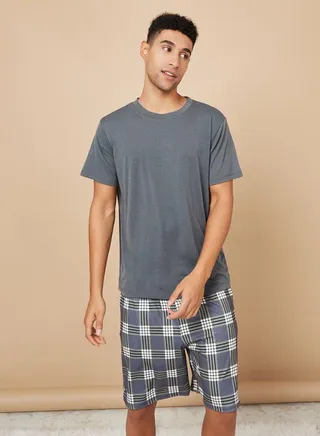 Solid T-shirt and Checked Shorts Set