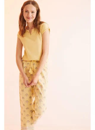 Pajamas with short sleeves and Capri pants 