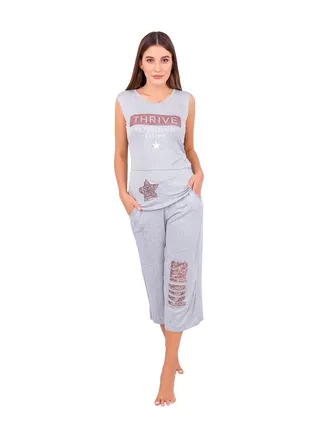 A women's pajama set with short pants and a blouse with wide straps, with a modern and very cute design for more delicacy and elegance. Bermuda pajamas from Daadouch in refreshing colors. 