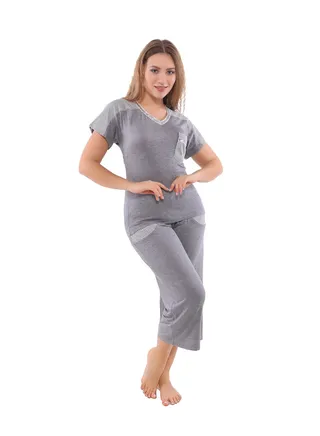 A women's plain Bermuda pajama set with distinctive embroidery on the collar and pocket for more elegance and beauty. Pajamas with half sleeves and a distinctive cut from Daadouch. 
