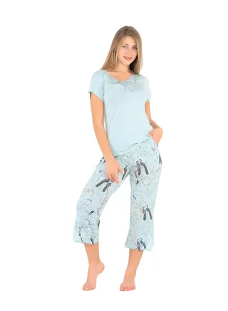A Bermuda pajama set with side slits and short pants with a floral and bird print, in addition to a plain blouse with a lace-embroidered collar for more elegance and beauty from Daadouch. 