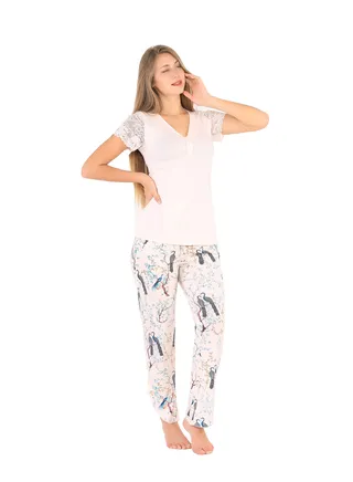 A two-piece pajama set for women with side slits in a floral print and a blouse with half sleeves embroidered with soft lace and a buttoned collar for more elegance and beauty from Daadouch. 