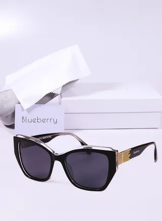 sunglasses Women's with a distinctive shape and high quality glasses 