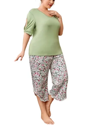 Women's cotton pajamas with short floral pants with short sleeves and an open neck 