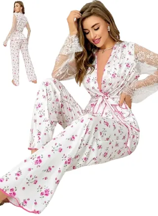 Pajama set decorated with embroidered lace and a small floral print 