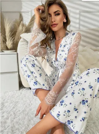 Pajama set decorated with embroidered lace and a small floral print 