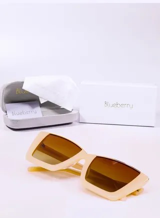 Women sunglasses with a distinctive cat eyes and high quality lenses that protect your eyes from the harmful rays of the sun 