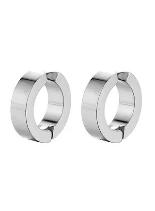 Distinctive earring with unique and classic design suitable for men and women 