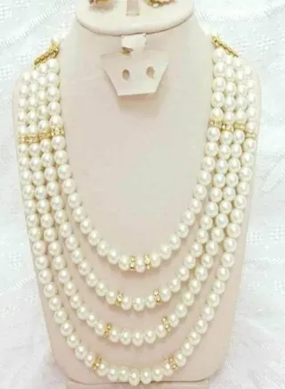 Women necklace of off white pearls & diamond lobes golden 