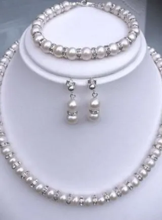 Set of pearls necklace, Bracelet & earning with diamond lobes 