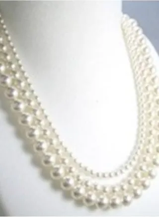 Necklace of off white pearls 