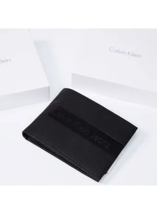 A NEW COLLECTION OF WALLETS INSPIRED BY CALVIN KLEIN 