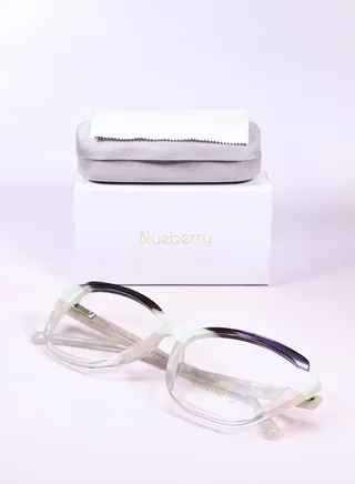 High-quality women's prescription glasses and modern design 