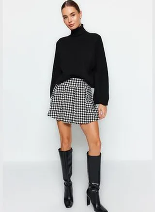 Black Crowbar Pattern Woven Short Skirt TWOAW24SR00028