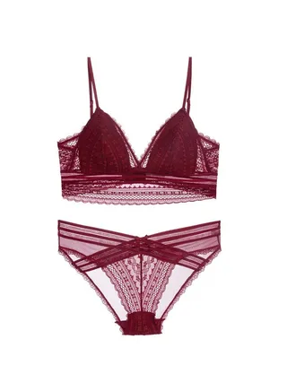 Lingerie a set of non-underwire lace thin push-up bra triangle cups. 