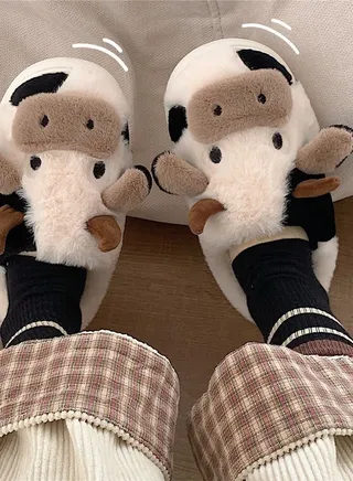 Soft and Lovely Cow Design Cotton Bedroom Slippers Winter Fashion Female Home Warm Plush Confinement Slippers for Women 