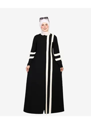 Abaya with stripes on the chest made of Saudi crepe materials 