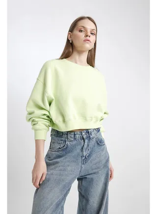 Woman Cropped Fit Knitted Sweat Shirt 