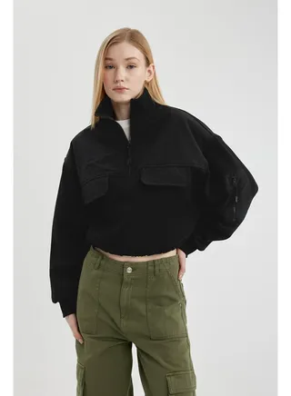 Woman Cropped Fit Knitted Sweat Shirt 