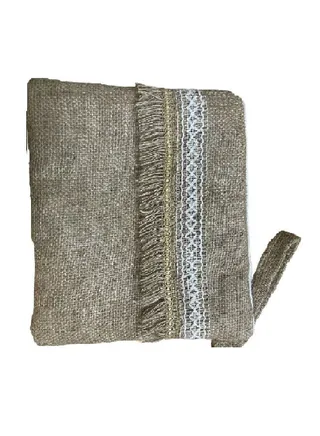 Beach bags are women's bags inspired by the sea, characterized by simple designs and bright colors. 
