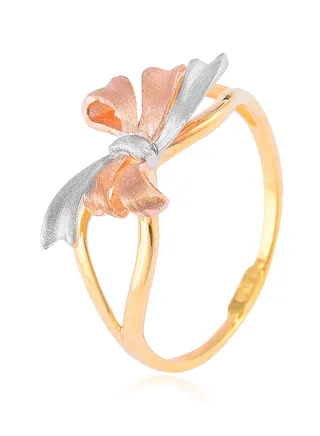 Introducing this exquisite 18kt gold ring 